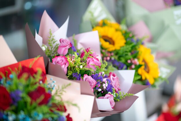 Buquê de rosas e outras flores em uma floricultura