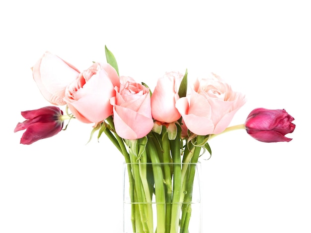 Buquê de rosas em um vaso de flores de cristal em um fundo branco