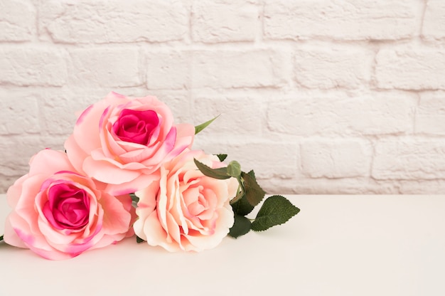 Buquê de rosas em uma mesa branca