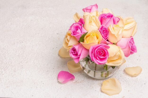 Buquê de rosas frescas multicoloridas em um vaso. O conceito festivo para casamentos, aniversários, dia 8 de março, dia das mães ou dos namorados. Cartão de felicitações, fundo claro