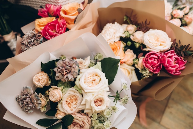 Buquê de rosas, frutos e lírios com flor protea