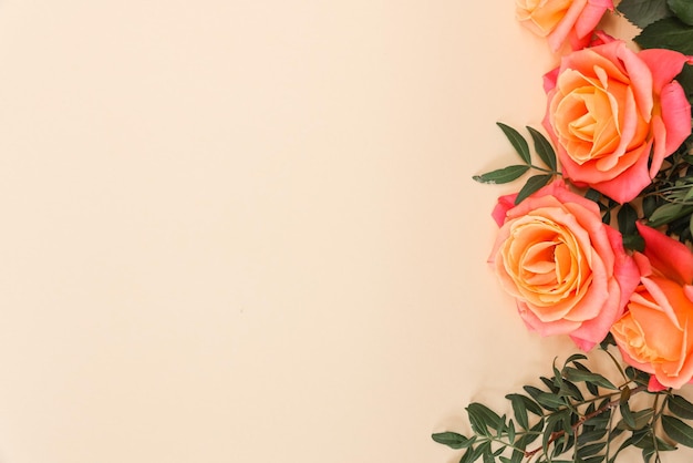 Buquê de rosas laranja em fundo bege Dia das mães Dia dos namorados Conceito de comemoração de aniversário Cartão de felicitações Copie o espaço para a vista superior do texto