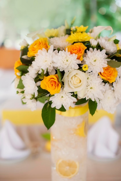 Buquê de rosas laranja em uma cesta de vime branco e bir vintage