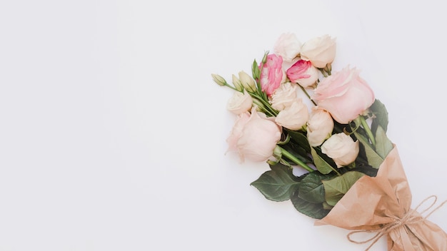 Buquê de rosas lindas isolado no fundo branco