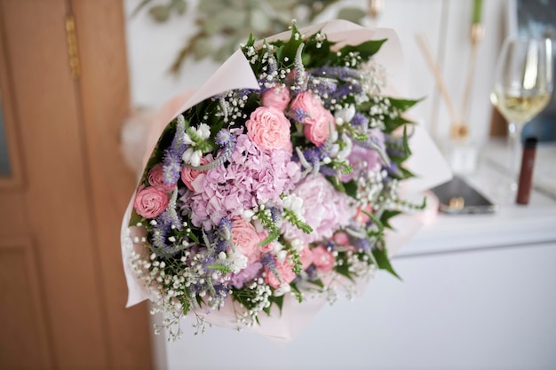 Buquê de rosas magníficas Buquê festivo Um magnífico buquê de rosas e flores frescas