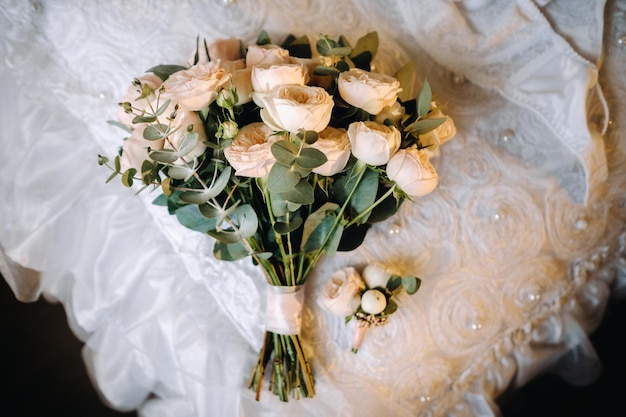 Buquê de rosas na superfície floricultura de casamento