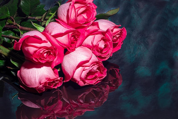 Buquê de rosas para o feriado Dia da mulher Dia dos namorados Dia do nome Em um fundo escuro