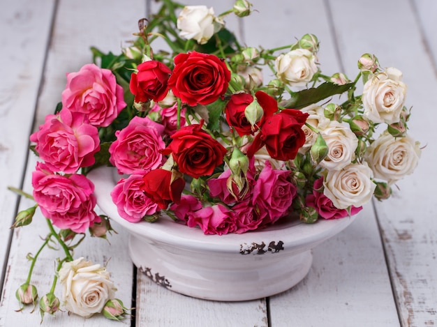 Buquê de rosas pequenas coloridas. Dia dos namorados de férias.