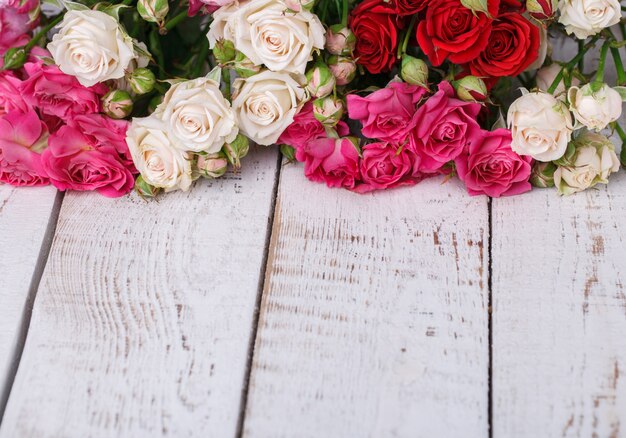 Buquê de rosas pequenas coloridas. Dia dos namorados de férias.