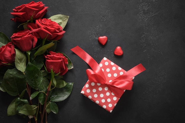 Buquê de rosas vermelhas e cartão de presente de dia dos namorados