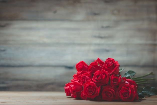 buquê de rosas vermelhas em cima da mesa