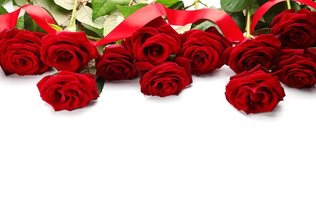 Buquê de rosas vermelhas isoladas em branco