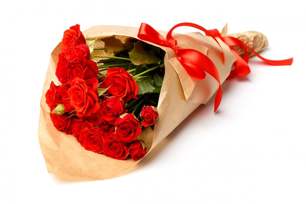 Foto buquê de rosas vermelhas, isolado no branco. conceito dia dos namorados