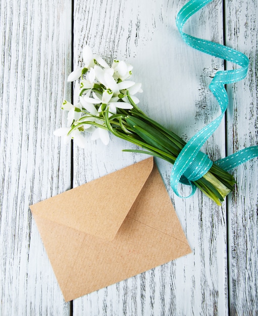 Buquê de snowdrops com envelope