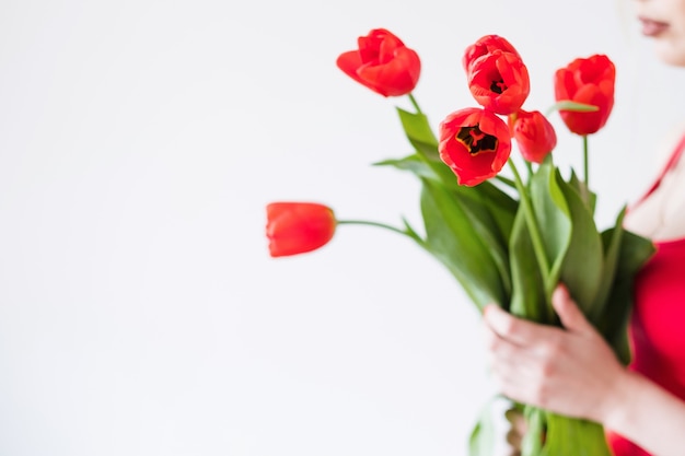 Buquê de tulipa vermelha. arranjo de flores de primavera.