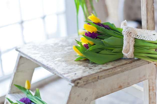 Buquê de tulipas amarelas e roxas jacintos flores