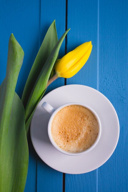 Buquê de tulipas amarelas e uma xícara de café