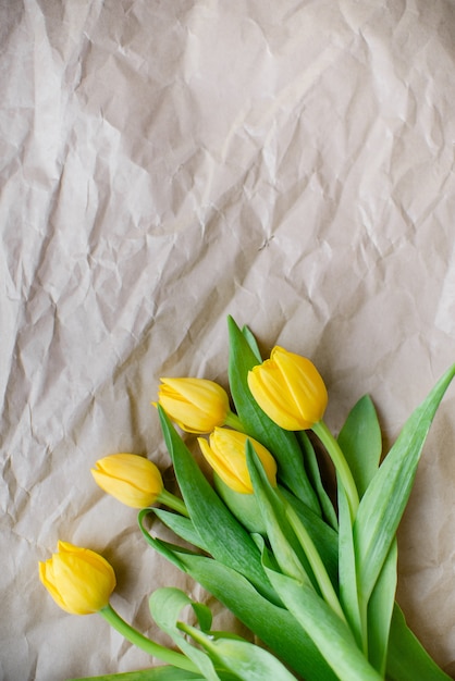 Buquê de tulipas amarelas em papel de embrulho