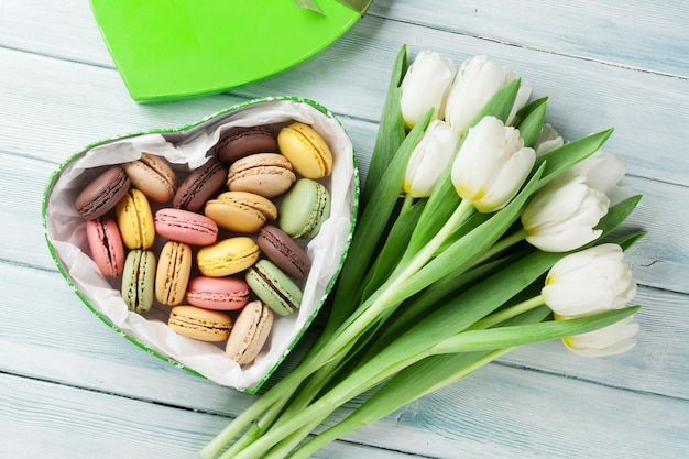 Buquê de tulipas brancas e caixa de presente com biscoitos