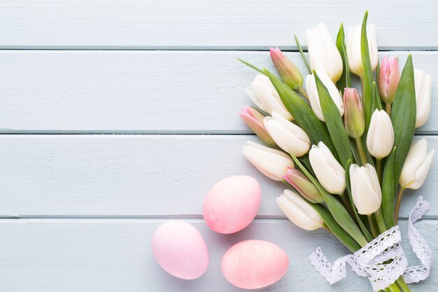 Buquê de tulipas brancas na mesa de madeira