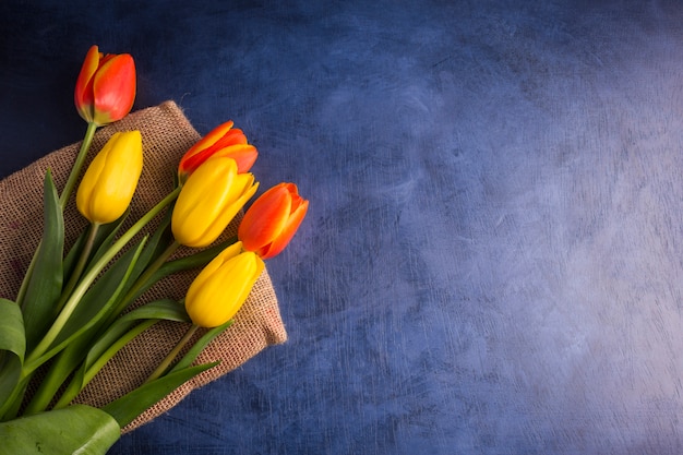 Foto buquê de tulipas brilhantes na mesa