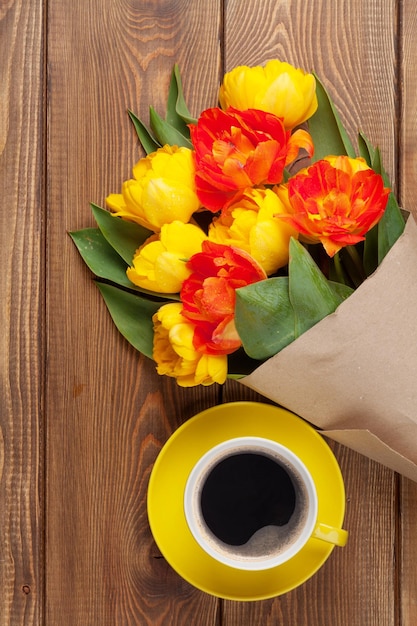 Buquê de tulipas coloridas e xícara de café