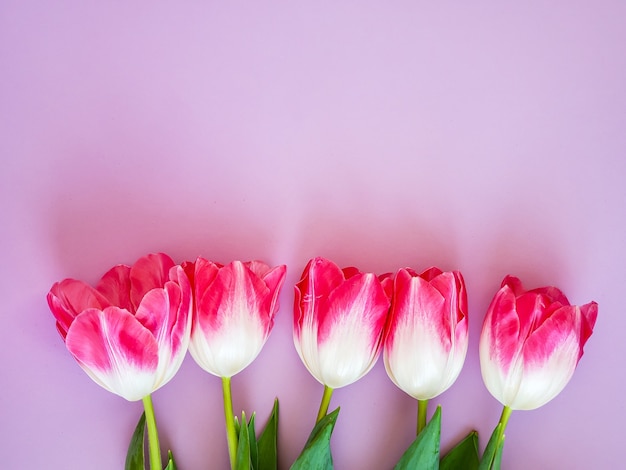 Buquê de tulipas cor de rosa e um cartão de felicitações de flor amarela