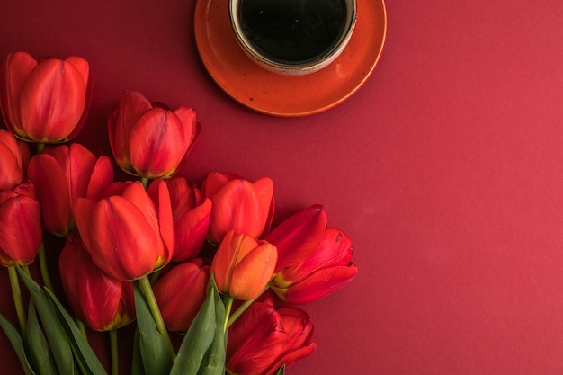 Buquê de tulipas vermelhas e caixa de coração de presente, arranjo de xícara de café com muito espaço de cópia para o texto