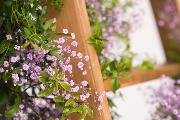 Buquê decorado de pequenas flores cor de rosa gypsophila cartão de decoração de casamento