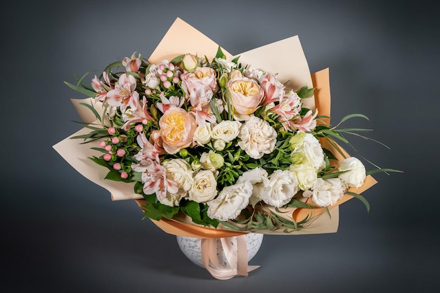 Buquê elegante de casamento incomum com flores cor de rosa em fundo cinza escuro