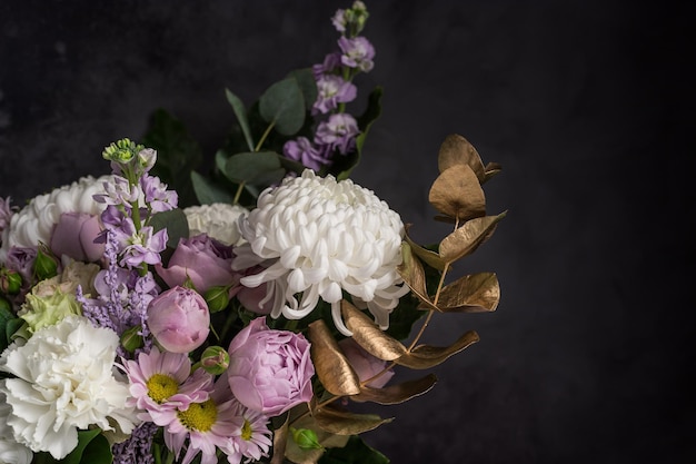 Buquê em estilo vintage de rosas crisântemos e folhas douradas