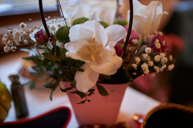 Buquê em uma cesta Buquê de lindas flores delicadas