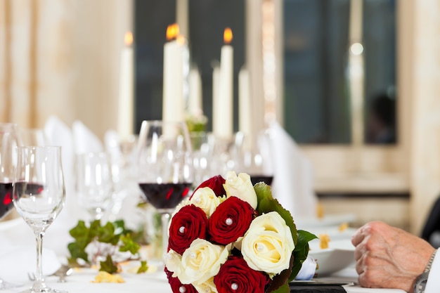 Buquê em uma mesa de casamento