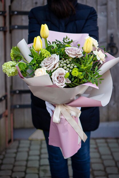 Buquê floral de flores brilhantes e lindas de lindas flores vermelhas para o dia dos namorados Fechar foto