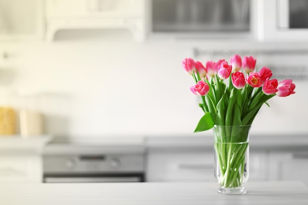 Buquê fresco de tulipas em uma mesa de cozinha