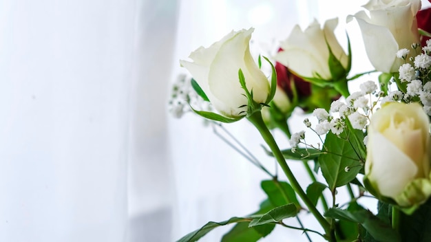 Buquê fresco e exuberante de rosas brancas Fundo da janela Feliz aniversário dia dos namorados ou dia das mulheres