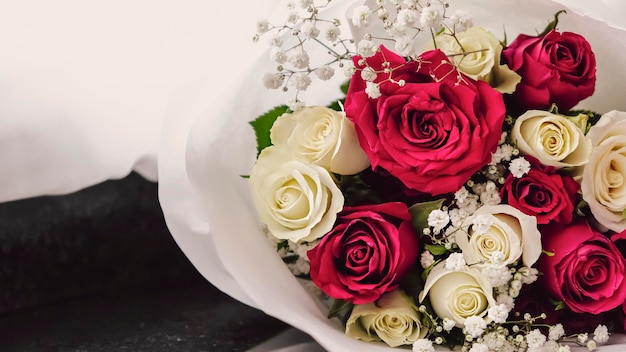 Buquê fresco e exuberante rosas brancas e vermelhas Fundo da janela Feliz aniversário dia dos namorados ou dia das mulheres