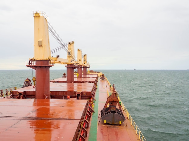 Foto buque de granelero seco con cangrejo grúa y torres en la vista de la cubierta del mar