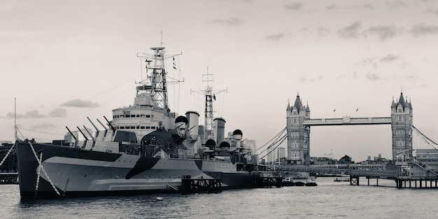 Foto buque de guerra hms belfast y tower bridge en el río támesis en londres