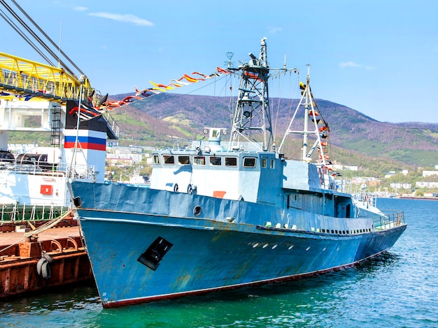 Buque de guerra de Rusia con banderas en Kamchatka