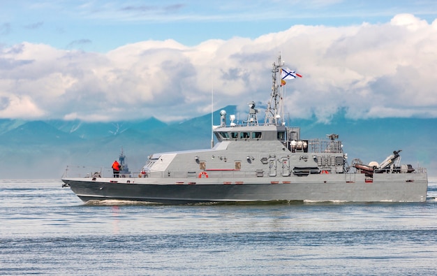 Foto buque de guerra ruso a lo largo de la costa