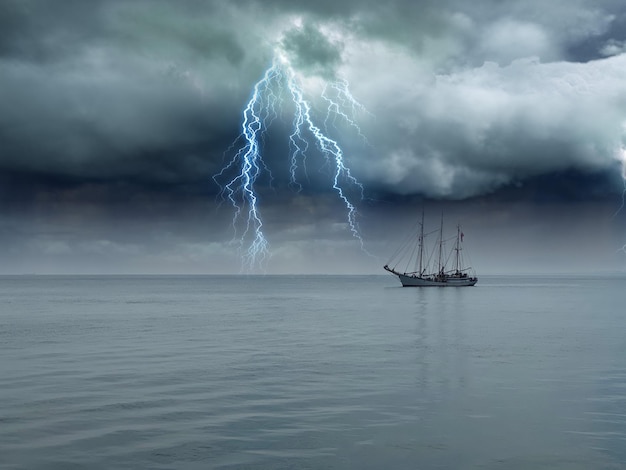 Buque en el mar contra nubes de tormenta