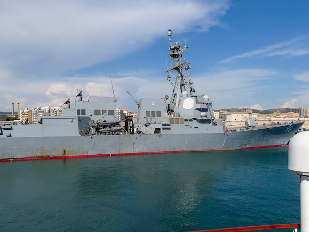 Buque militar en el puerto de Civitavecchia