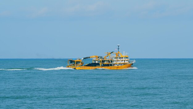 Buque pesquero de arrastre de día en el mar buque navegando de cerca barco pesquero en tiempo real