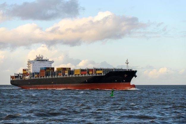 Buque portacontenedores en el mar Buque de carga Negocio de importación y exportación de logística