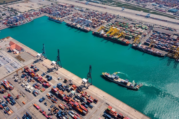 Buque portacontenedores negocio global importación exportación transporte logístico muelle comercial en puerto marítimo Buque de carga de contenedores industria de transporte de carga empresa logística en todo el mundo