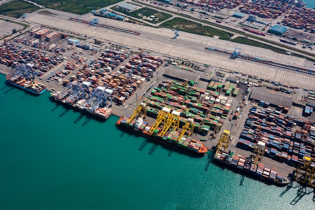 Buque portacontenedores negocio global importación exportación transporte logístico muelle comercial