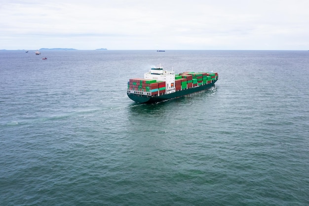 Buque portacontenedores que transporta logística de carga para importar mercancías de exportación internacionalmente en todo el mundo