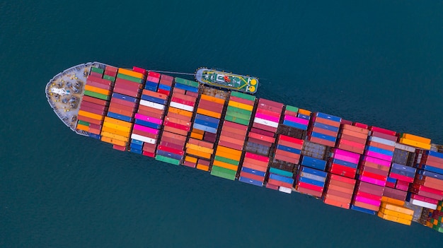 Buque portacontenedores con vista aérea de contenedores, logística de importación y exportación de negocios y transporte internacional en barco de contenedores en mar abierto, con espacio de copia.