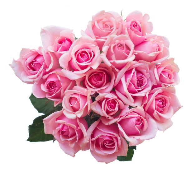 Buquê redondo de rosas frescas isoladas no fundo branco